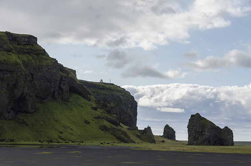 Islandia 124 - reserva natural de Dyrholaey - acantilados de Dyrholaey y playa de Kirkjufjara.jpg